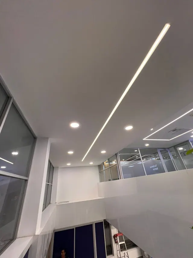 Líneas de iluminación empotradas en un techo de doble altura