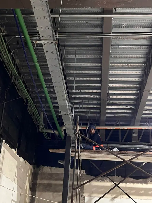 Canalizaciones y conducciones instaladas bajo una cubierta metálica