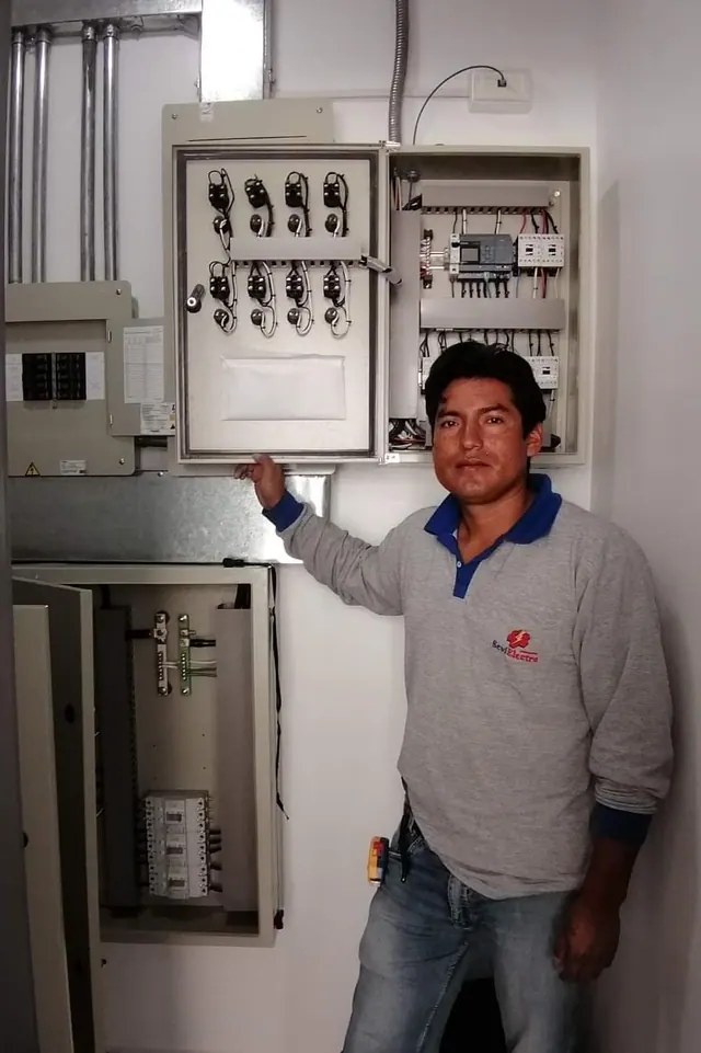 Integrante del equipo junto a una instalación eléctrica