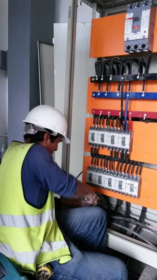 Técnico de SeviElectro trabajando en un cuadro de distribución